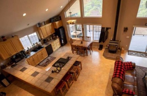 Gilchrist House | Spacious and beautiful 3-bedroom house in Crescent's gorgeous Two Rivers North