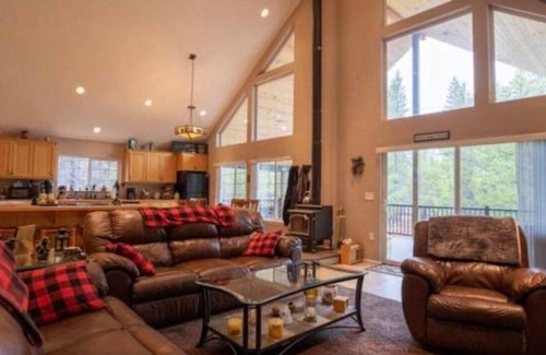 Gilchrist House | Spacious and beautiful 3-bedroom house in Crescent's gorgeous Two Rivers North