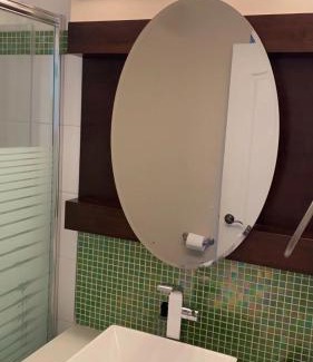 Richmond House | Spacious and bright bedroom with private bathroom