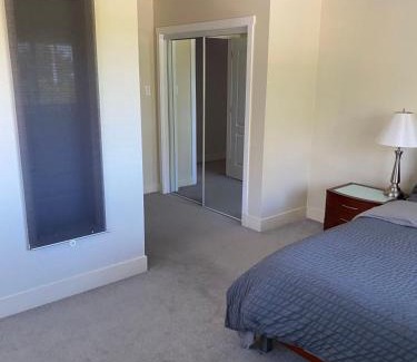Richmond House | Spacious and bright bedroom with private bathroom
