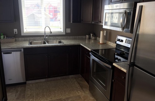 Regina House | Spacious and Bright - Location!