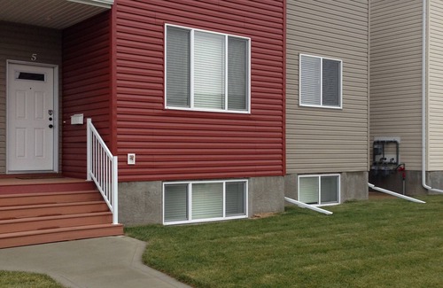 Regina House | Spacious and Bright - Location!