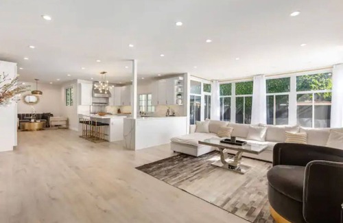 Miracle Mile Apartment | Spacious and Charming Miracle Mile Mansion