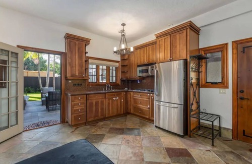 Miracle Mile Apartment | Spacious and Charming Miracle Mile Mansion