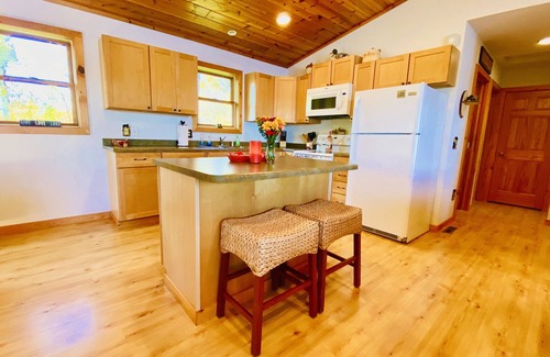 Luck Cabin | Spacious and Charming Lakefront Cabin