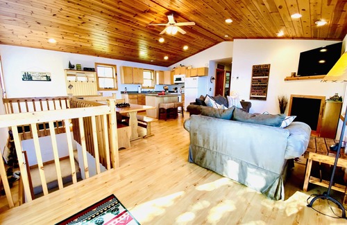 Luck Cabin | Spacious and Charming Lakefront Cabin