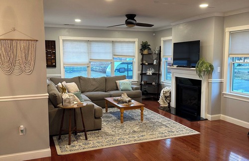 Salisbury House | Spacious and Charming 6-Bed Beach House in Salisbury