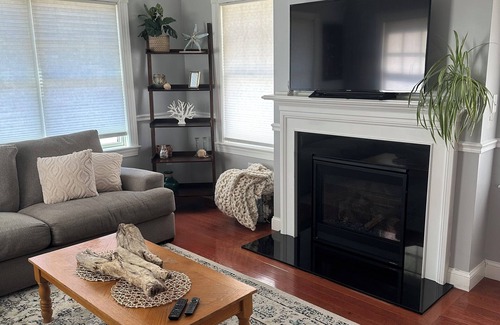 Salisbury House | Spacious and Charming 6-Bed Beach House in Salisbury