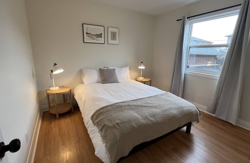 Welland Apartment | Spacious and Chic 3BR in Welland