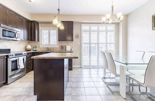 Hurontario House | Spacious and Comfortable House near Squireband