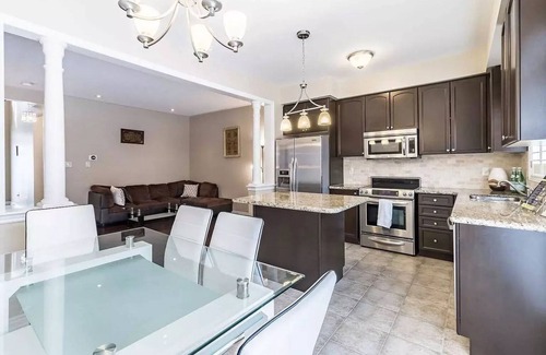 Hurontario House | Spacious and Comfortable House near Squireband