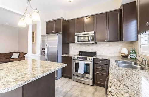 Hurontario House | Spacious and Comfortable House near Squireband