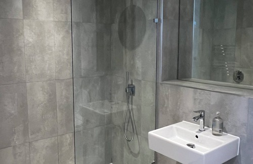 Laurieston Apartment | Spacious, and Comfortable Apartment in Great Location