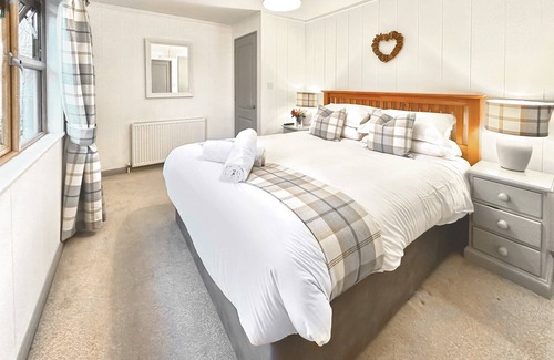 Westcott Cabin | Spacious and contemporary lodge with one king size double with ensuite shower and one twin.