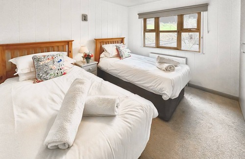 Westcott Cabin | Spacious and contemporary lodge with one king size double with ensuite shower and one twin.