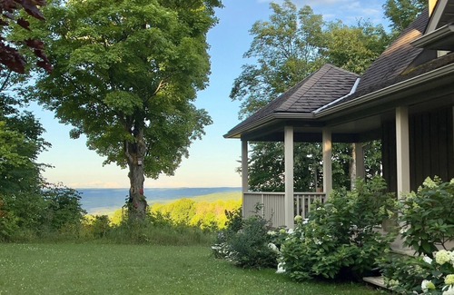 Grey Highlands Ski Chalet | Spacious and cozy Four Season retreat in the Beaver Valley!