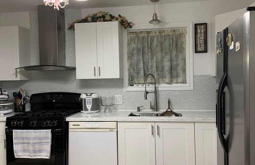 Fort Erie House | Spacious and Cozy Home w/4 Bedrooms/2 Bathrooms, Sleeps 8+