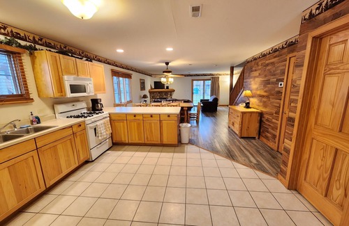 Oglesby Cabin | SPACIOUS AND COZY VILLA LOCATED ON RESORT WALKING DISTANCE FROM STARVED ROCK