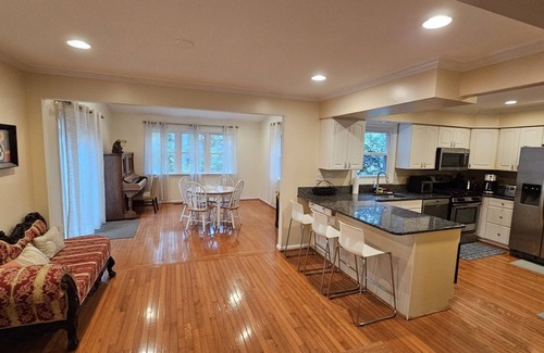 White Oak House | Spacious and Family Friendly 6-bedrooms house in delightful Silver Spring.