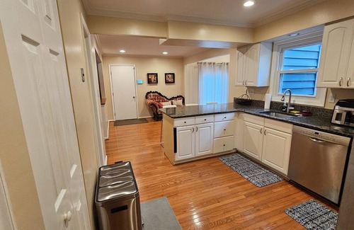 White Oak House | Spacious and Family Friendly 6-bedrooms house in delightful Silver Spring.