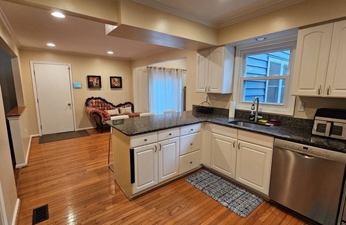 White Oak House | Spacious and Family Friendly 6-bedrooms house in delightful Silver Spring.