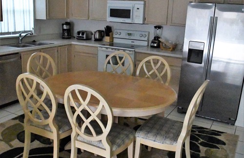 Clear Creek Villa | Spacious and family friendly 4BR/3.5BA Villa - Lakeside - 2 Masters with Jacuzzi
