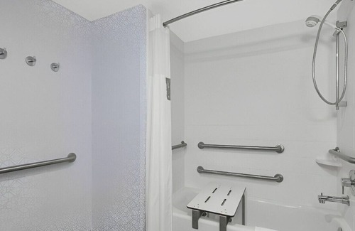 Macon House | Spacious and Fantastic Room! With Free Breakfast