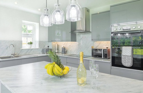 Winshill House | Spacious and lovely 5 bed property Ample and free parking