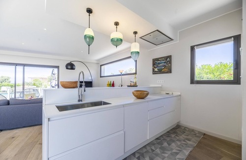 Marine de Saint Ambroggio Villa | SPACIOUS AND LUMINOUS CONTEMPORARY VILLA WITH SWIMMING POOL!