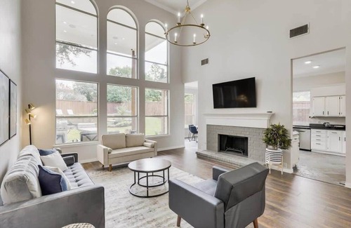 Grand Prairie House | Spacious and Luxury Home w/Cinema Room and Pool
