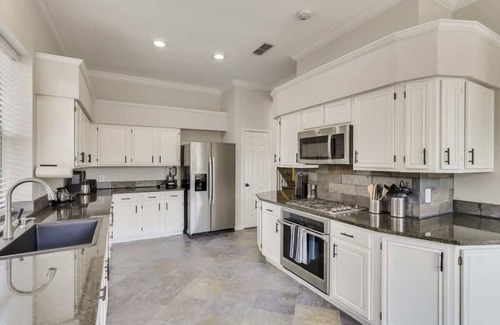 Grand Prairie House | Spacious and Luxury Home w/Cinema Room and Pool