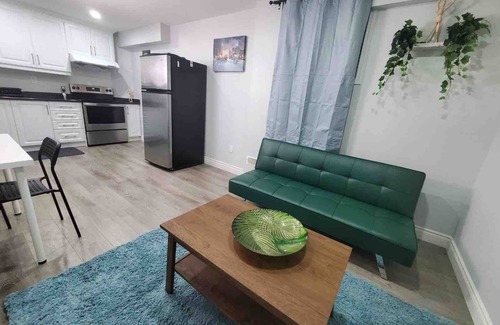 Brampton House | Spacious and Luxurious Apartment (BSMT) Close to Airport