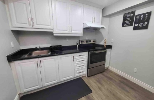 Brampton House | Spacious and Luxurious Apartment (BSMT) Close to Airport