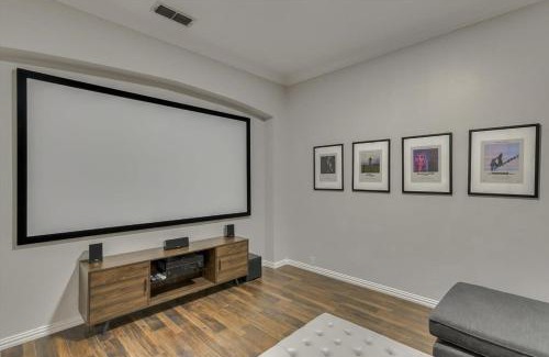 Grand Prairie House | Spacious and Luxury Home w Cinema Room and Pool