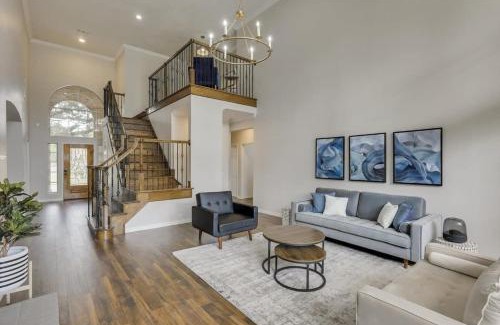 Grand Prairie House | Spacious and Luxury Home w Cinema Room and Pool