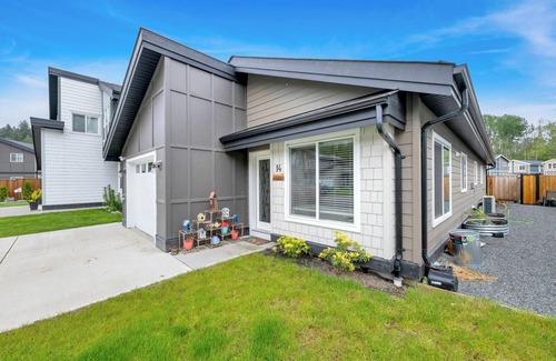 Saanichton House | Spacious and modern new construction with lots of room for the family.