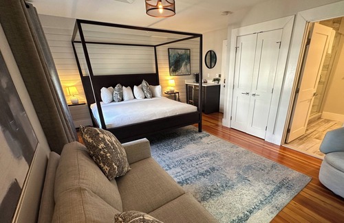 Yachting Village Hotel | Spacious and modern 1 Bed/1 Bath/(Sleeps 4) Dog friendly with parking on Historic Pelham St.