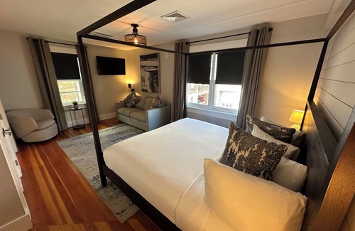 Yachting Village Hotel | Spacious and modern 1 Bed/1 Bath/(Sleeps 4) Dog friendly with parking on Historic Pelham St.