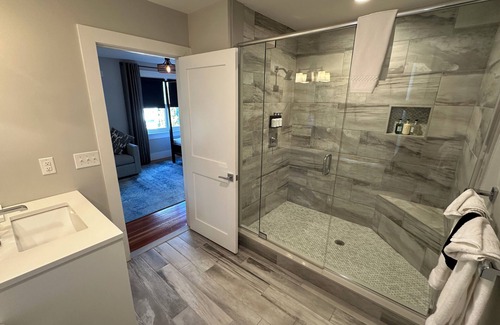 Yachting Village Hotel | Spacious and modern 1 Bed/1 Bath/(Sleeps 4) Dog friendly with parking on Historic Pelham St.