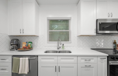 Charlotte House | Spacious and Modern 4 Bedroom, 2 Bathroom Home in the Heart of CLT