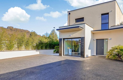 La Boisse House | Spacious and modern architect-designed house with pool and large terrace in the Lyon region.