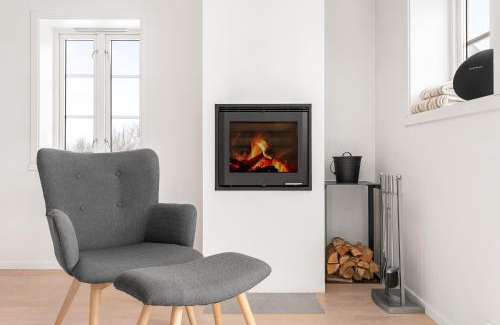 Stamsund Apartment | Spacious and Modern Fisherman's Cabin