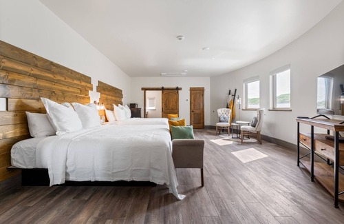 Pottawattamie County Other | Spacious and modern guestrooms located a short drive from Omaha/Council Bluffs