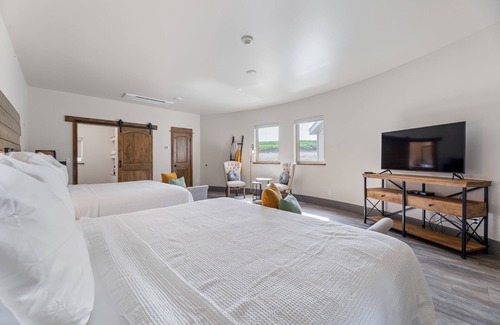 Pottawattamie County Other | Spacious and modern guestrooms located a short drive from Omaha/Council Bluffs