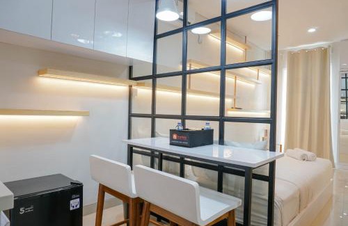 Pondokcina Apartment | Spacious and Modern Studio Apartment at Atlanta Residences By Travelio