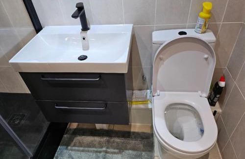 Burnt Oak Apartment | Spacious and Modern Two Bedroom Two Bathroom Flat