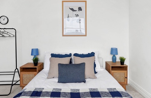 Syon Apartment | Spacious and Peaceful London Flat