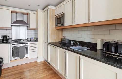 Syon Apartment | Spacious and Peaceful London Flat