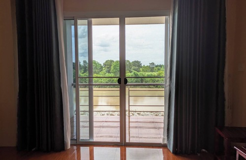 Satuk House | Spacious and private 4-bedroom riverside house with WiFi, AC