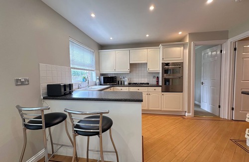 Pettits House | Spacious and relaxing 4 Bed Home close to Town Centre Shops & Elizabeth Line